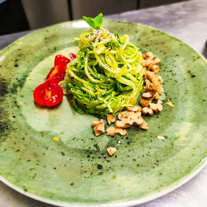spaghetti vegetariani pesto menta pomodorini noci